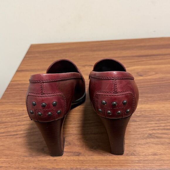 Tod’s Woman’s Burgundy Calfskin Leather Loafer with Block Heel. Size 6.5. - Picture 6 of 10